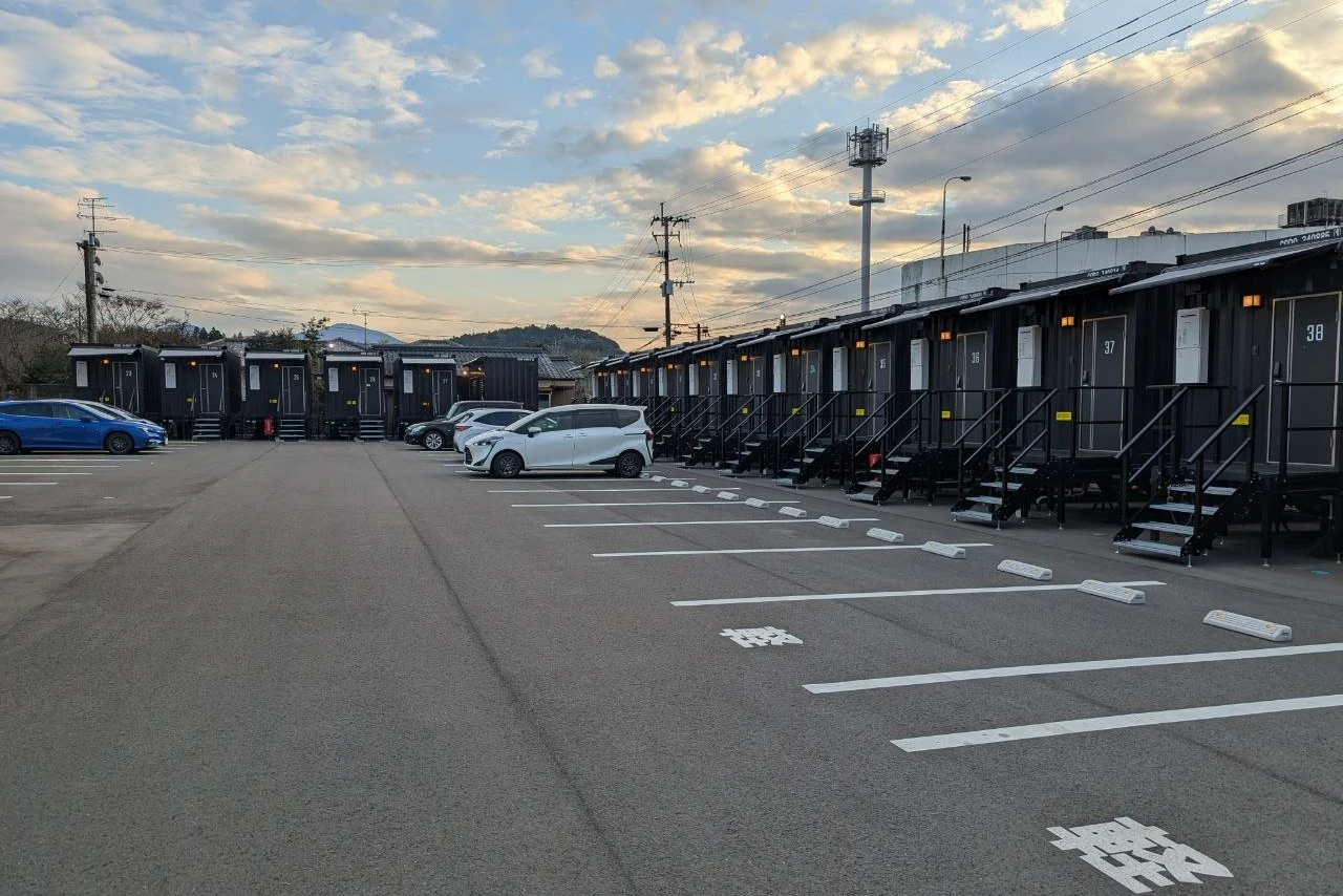 Отель R9 The Yard в Эбино: контейнеры, которые удивили комфортом в японской глуши