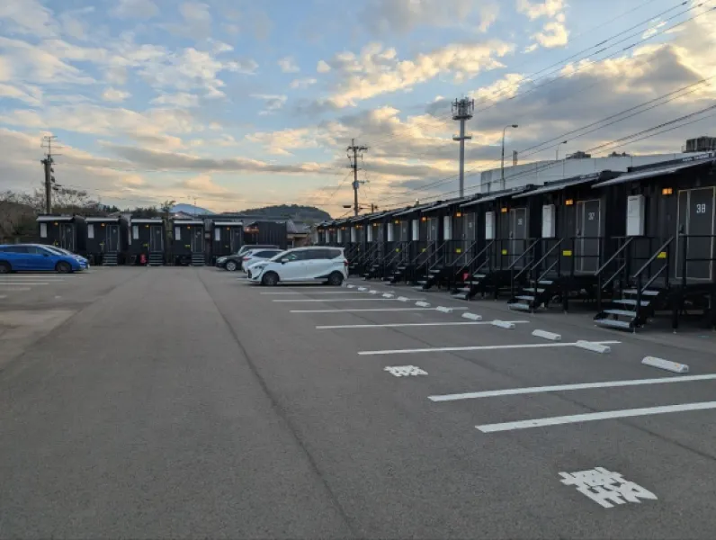 Отель R9 The Yard в Эбино: контейнеры, которые удивили комфортом в японской глуши
