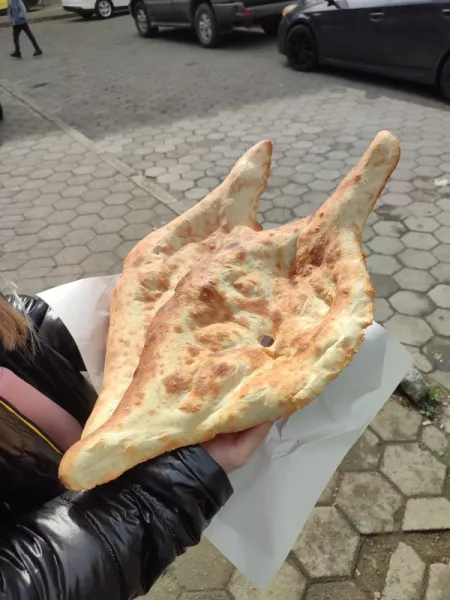 В Грузию стоит ехать хотя бы ради горячего лаваша за 30 рублей, который доступен в любое время суток