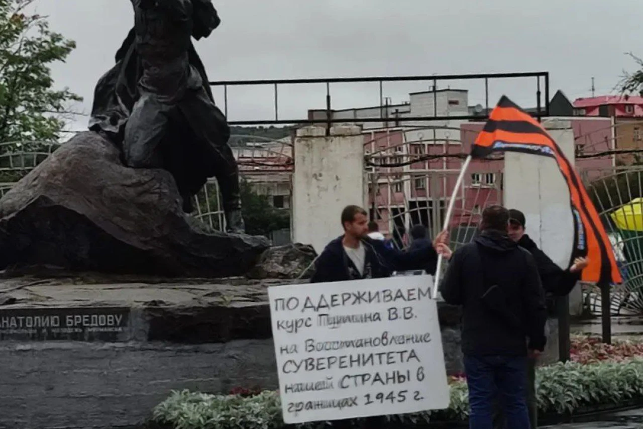 Протест у памятника: поддержка Путина и суверенитет