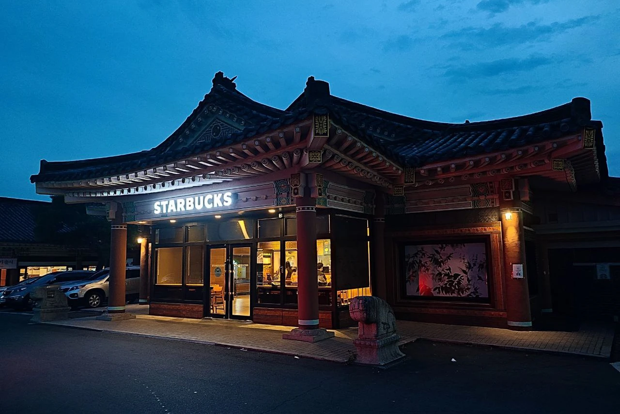 Представляю вашему вниманию единственный Starbuck's в корейском стиле