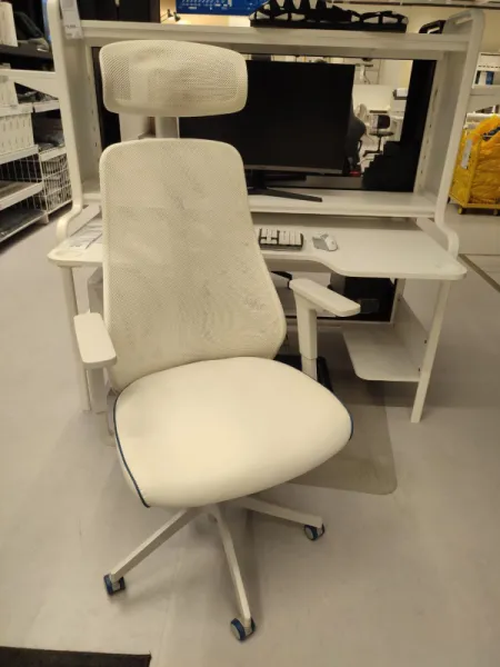 Новое кресло из IKEA: бюджетная альтернатива культовому "Маркусу"