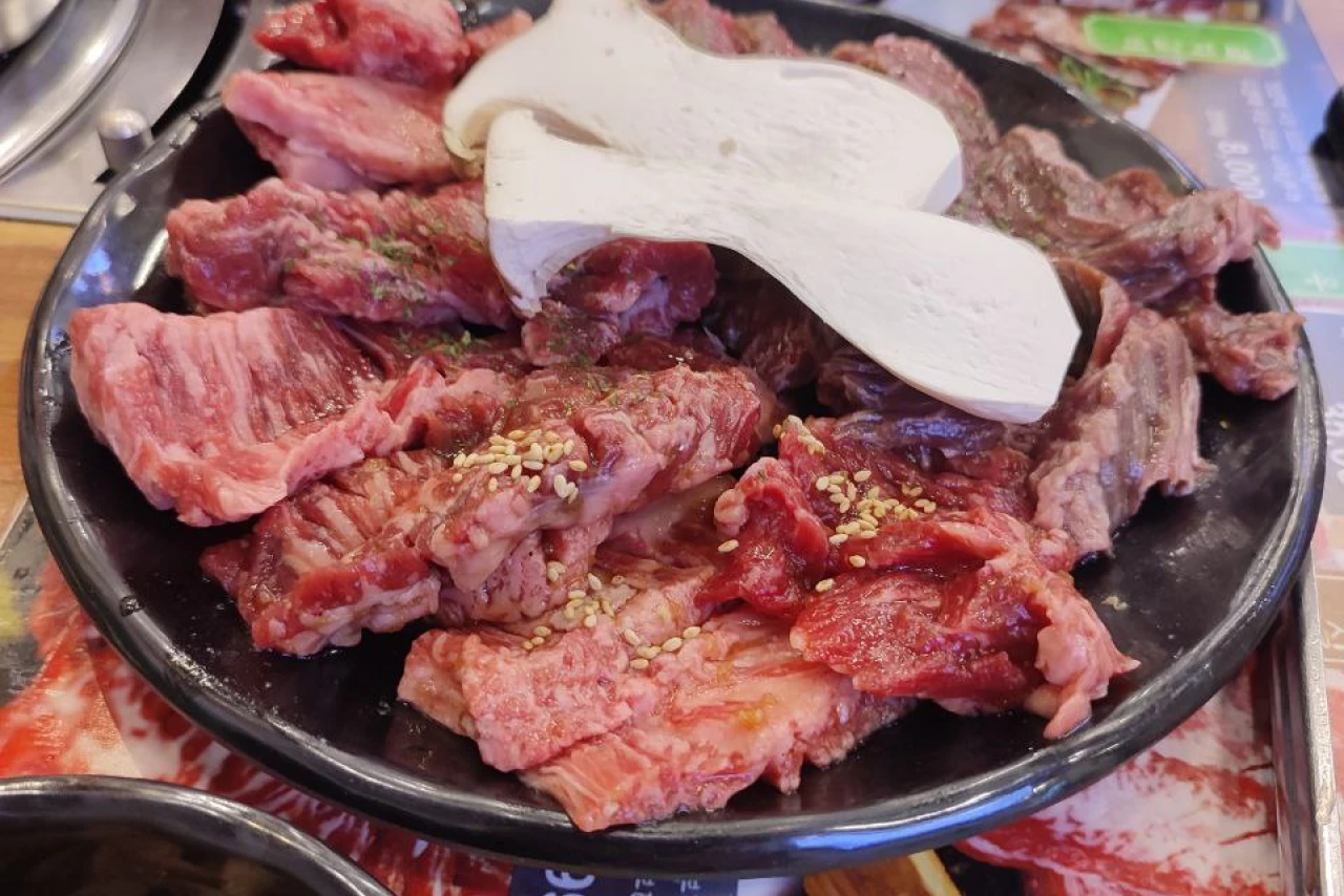 Сырое мясо на тарелке: что делать? Советы и лайфхаки
