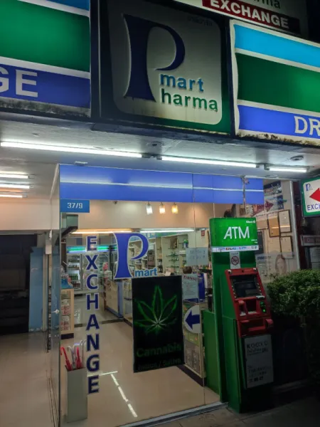 Необычные аптеки "П-Март Фарма" и "Драгстор"