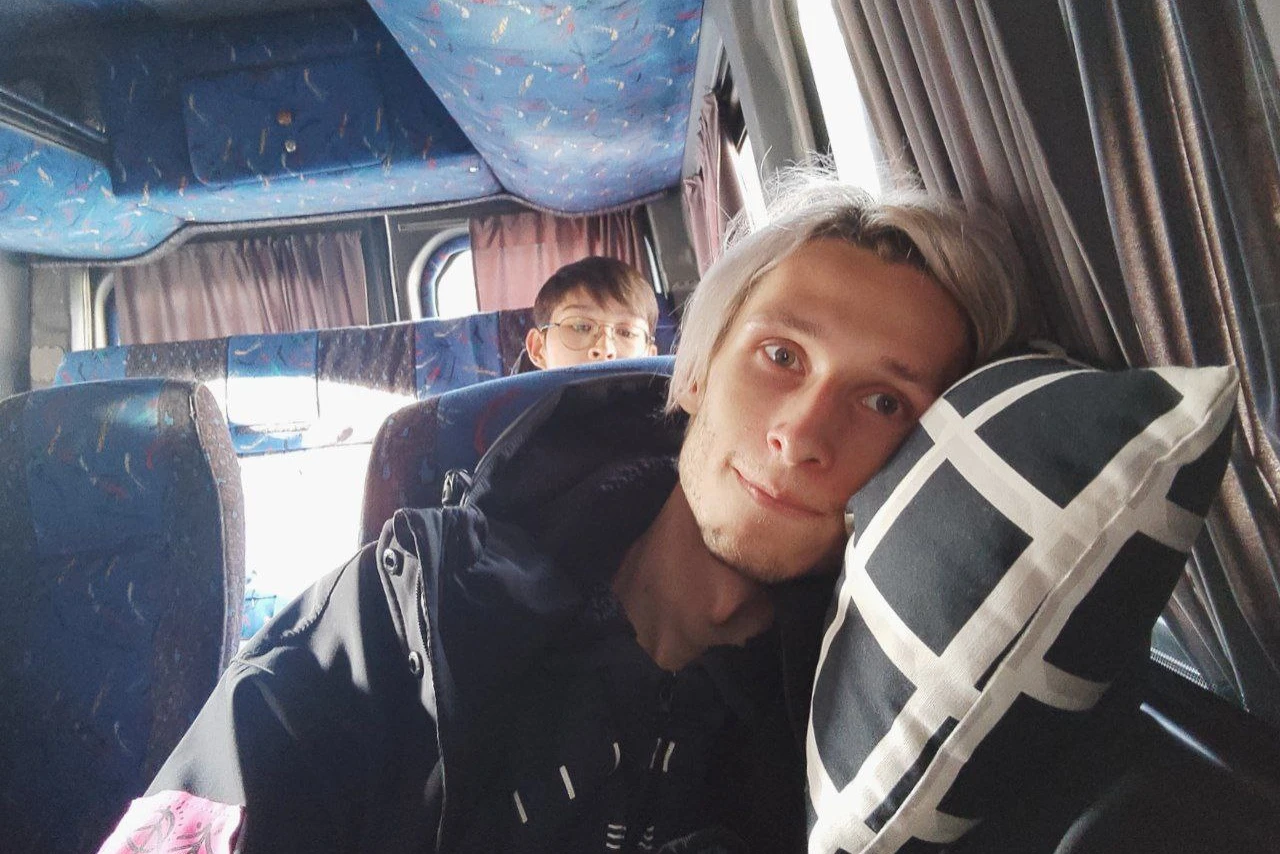 Топ неожиданно полезных вещей в поездке: подушка из Икеа. Легко цепляется к рюкзаку и спасает поясницу