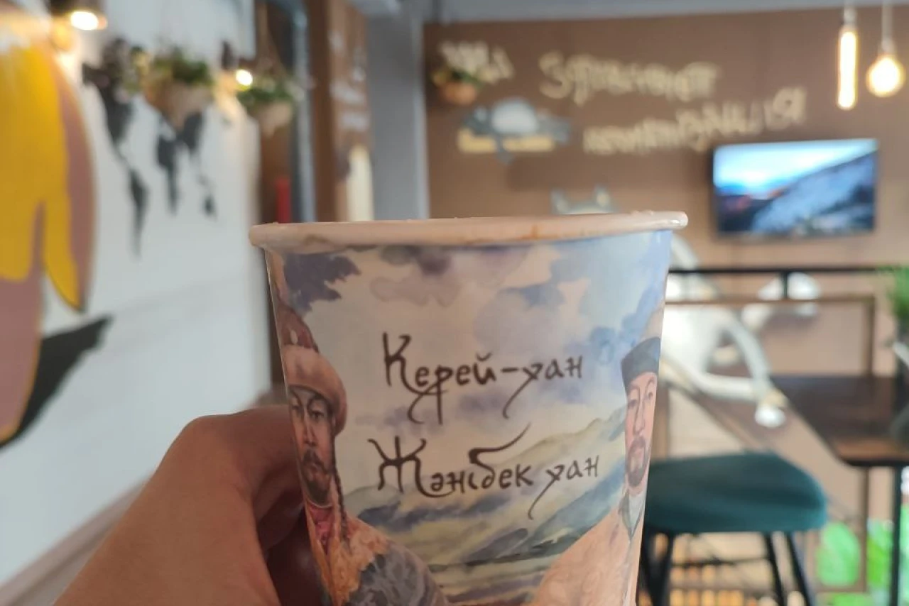 Идеальное место для работы и отдыха: кофейня с розетками и видом на город
