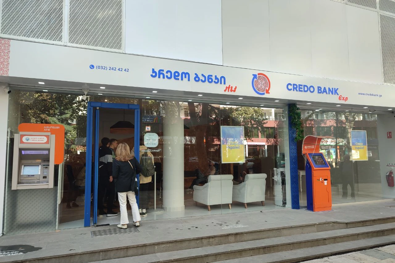 Credo Bank открыл отделение для иностранцев: говорим по-русски, открываем мультивалютные счета бесплатно, но будьте готовы к очередям
