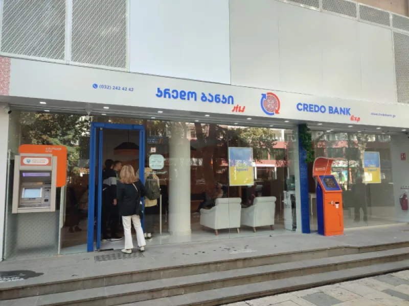 Credo Bank открыл отделение для иностранцев: говорим по-русски, открываем мультивалютные счета бесплатно, но будьте готовы к очередям