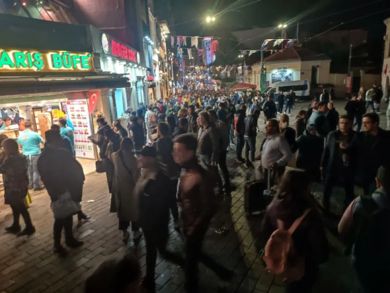 Жизнь кипит: толпы людей в 500 метрах от отеля, в поисках лучшего донера