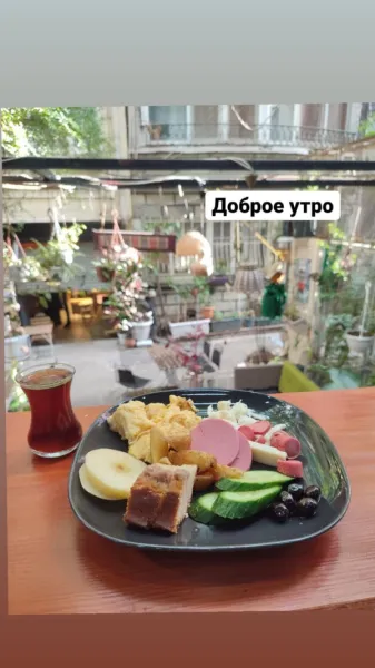 Утренний завтрак с видом на кота и греческую богиню