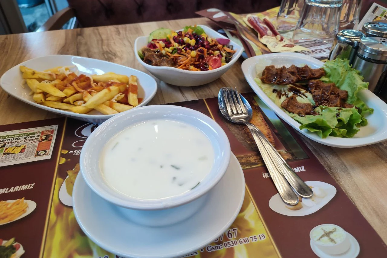 В кафе принесли много еды, а это только закуски