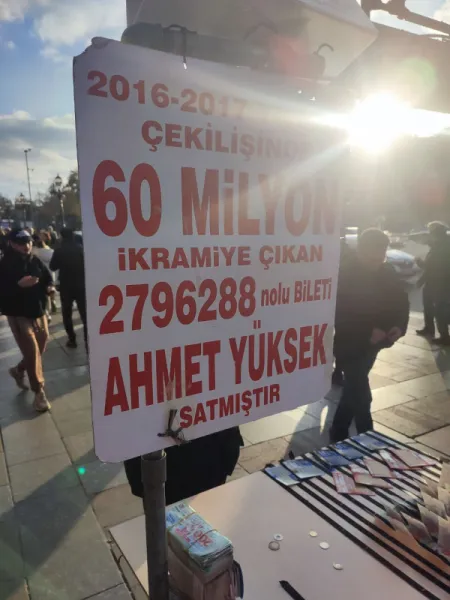 Турецкие воскресенья: ажиотаж вокруг лотерейных билетов затмевает Черную Пятницу