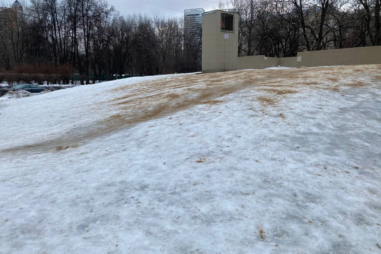 Зимние горки в Москве: как абсурдный ГОСТ привел к засыпке песком вместо льда