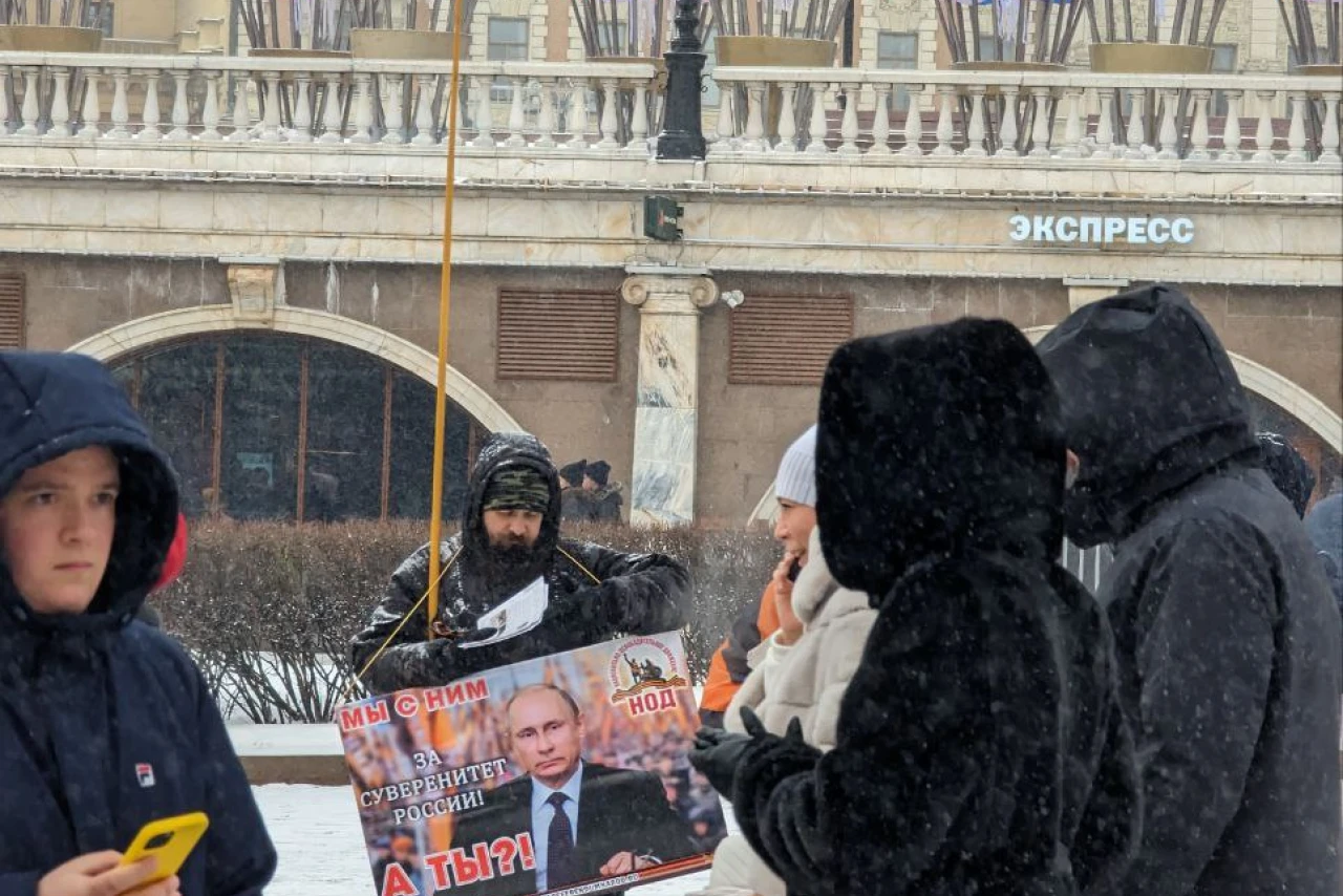 Стоит у Кремля мужик, скандирует: "Войну можно закончить одним днем". Я в шоке, думаю как его ещё не повязали. А потом он продолжает: "...нужно всего лишь направить ракеты на Вашингтон". И сразу становится понятно почему.