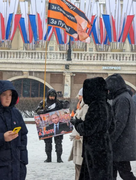 Стоит у Кремля мужик, скандирует: "Войну можно закончить одним днем". Я в шоке, думаю как его ещё не повязали. А потом он продолжает: "...нужно всего лишь направить ракеты на Вашингтон". И сразу становится понятно почему.
