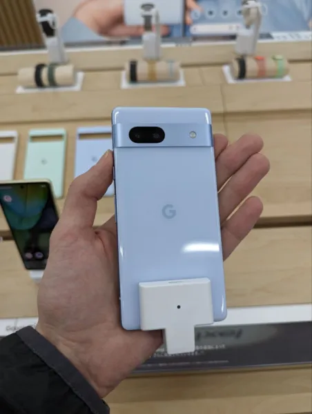 Google Pixel 7a: новый телефон с устаревшими рамками