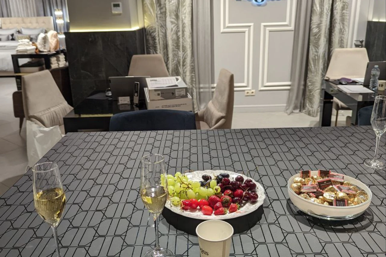 В Togas сегодня до 3 ночи наливают шампанское и действуют скидки: успейте на выгодные предложения!
