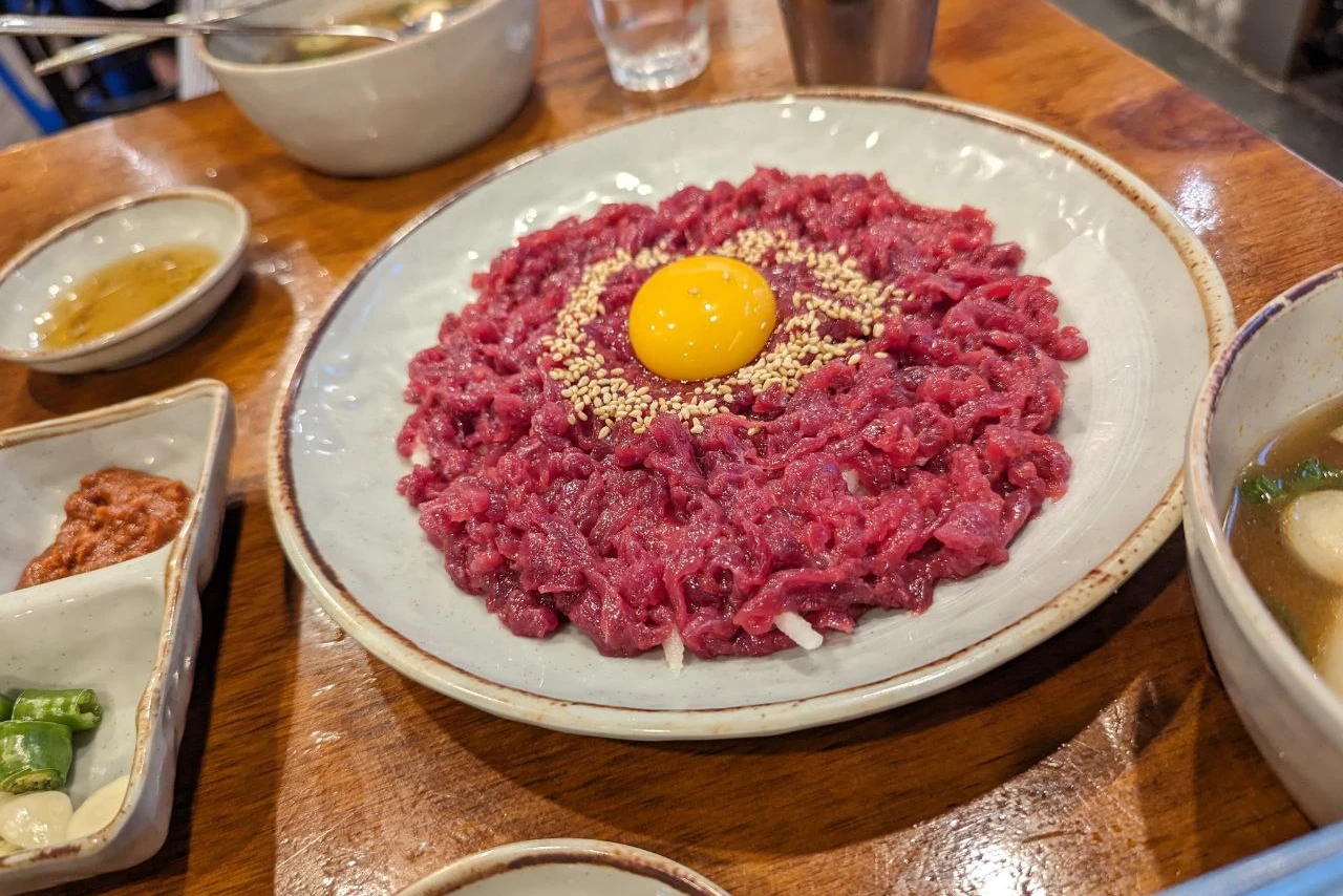 Юкхе: сырое мясо по-корейски – стоит ли пробовать?