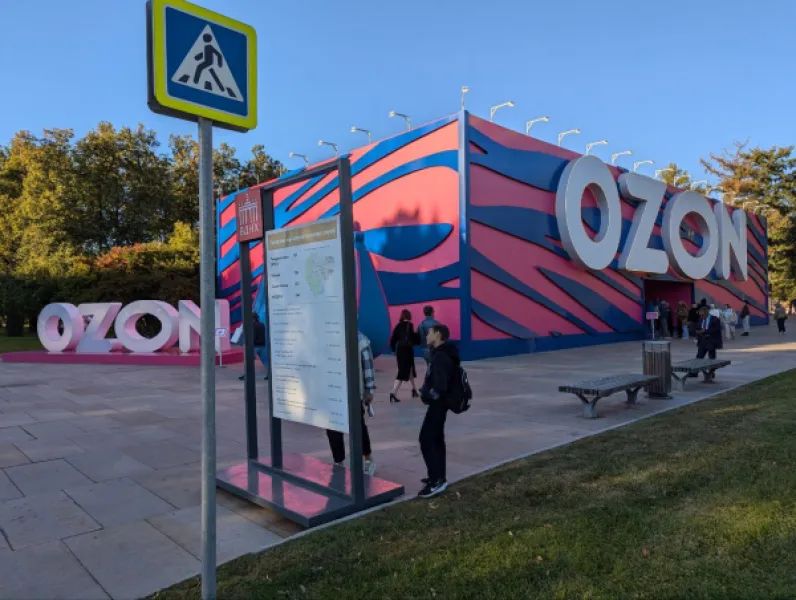 Прямо на входе на ВДНХ появился павильон Ozon. Внутри ничего интересного, но мы выловили жирные бонусы!